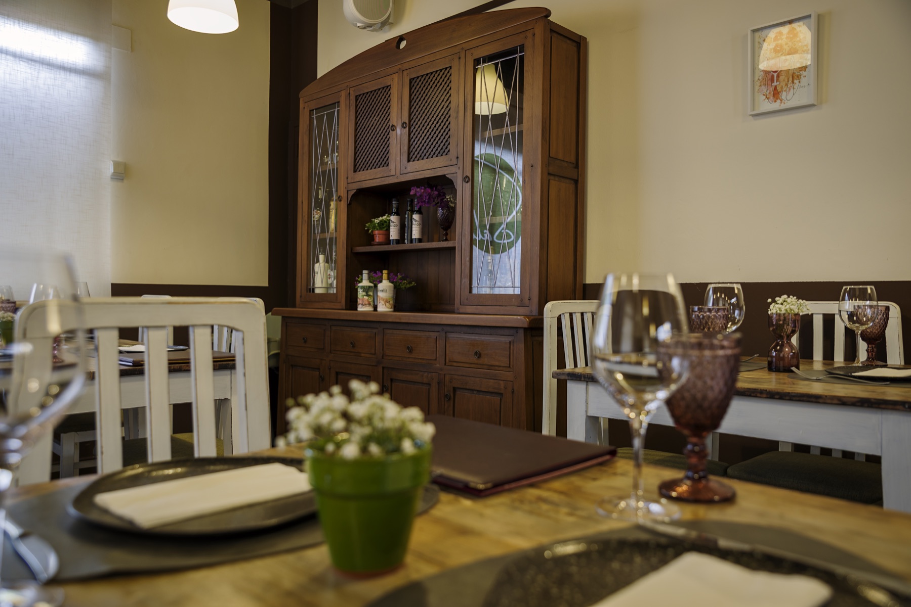 Comedor de Restaurante Sala con mesas preparadas