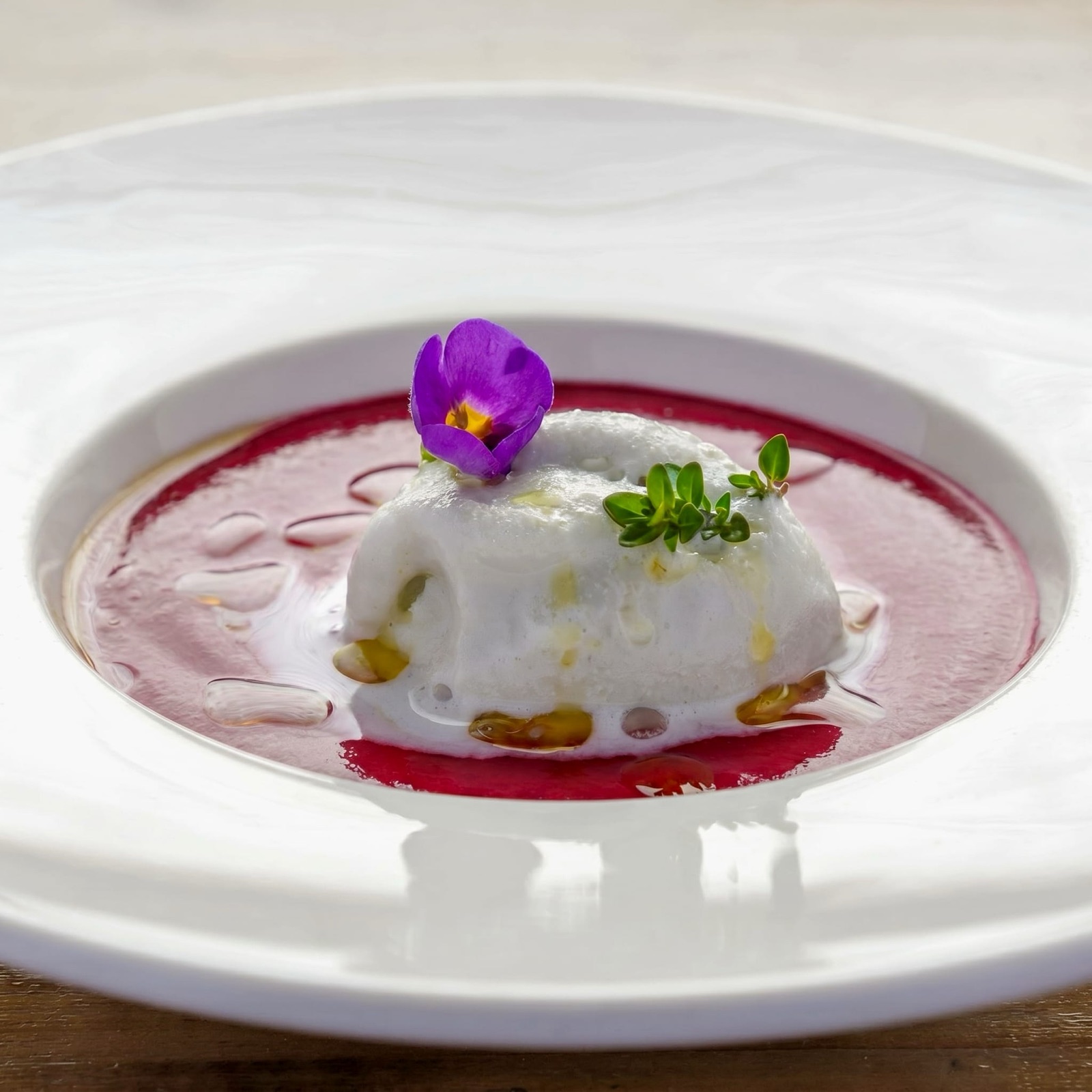 Salmorejo presentado en plato hondo